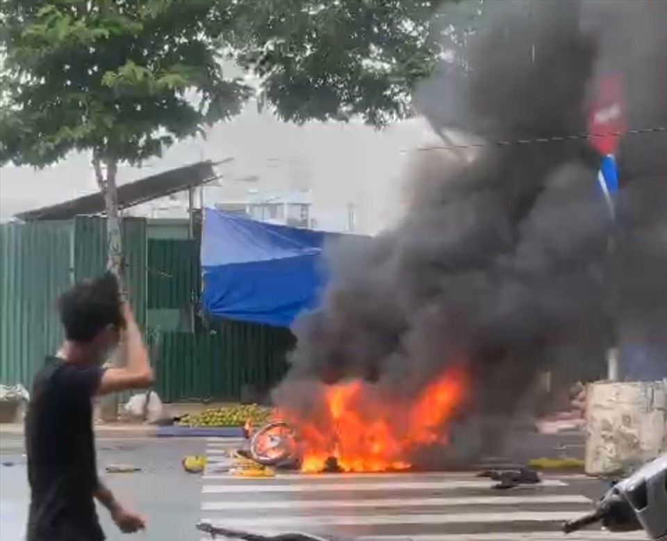 Hai chiếc xe máy bốc cháy trên đường Lê Hồng Phong, TP. Nha Trang. Ảnh: T.T