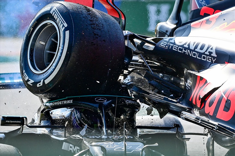 Hamilton thoát chết do thiết bị bảo vệ ở khung xe đã đỡ phần sau chiếc xe của Verstappen trong vụ va chạm tại Italia. Ảnh: Forrmula1