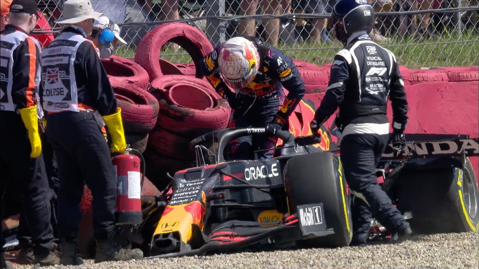 Verstappen bị đâm và không thể hoàn thành chặng đua tại Anh. Ảnh: Forrmula1