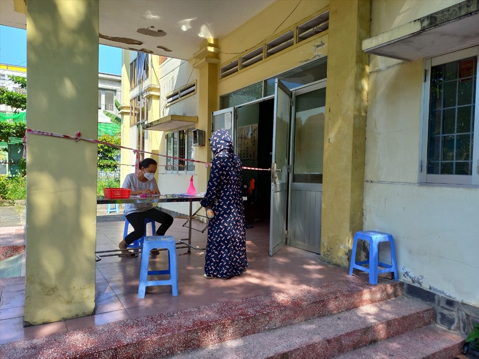 Người lao động xin cấp giấy chứng nhận nghỉ việc hưởng bảo hiểm xã hội tại một trung tâm y tế thuộc TP.Biên Hoà. Ảnh: Hà Anh Chiến