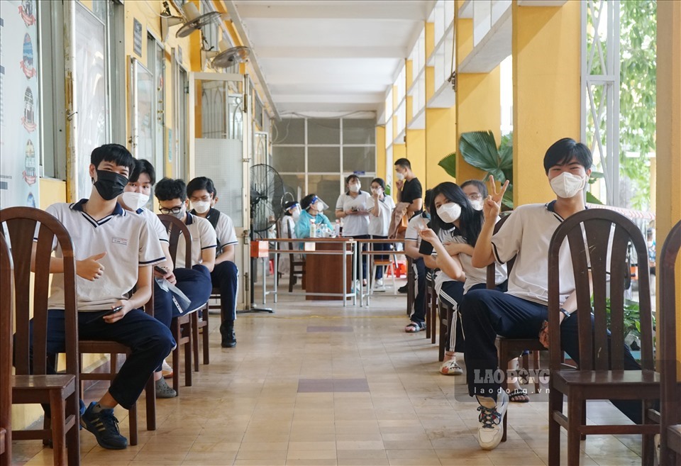 Học sinh ngồi chờ, theo dõi sức khỏe sau tiêm vaccine COVID-19 mũi 2. Ảnh: Thanh Chân.