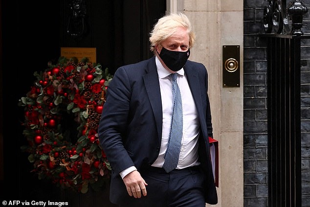 Thủ tướng Boris Johnson đã siết chặt phòng dịch ngay khi Omicron chạm tới Anh. Ảnh: AFP
