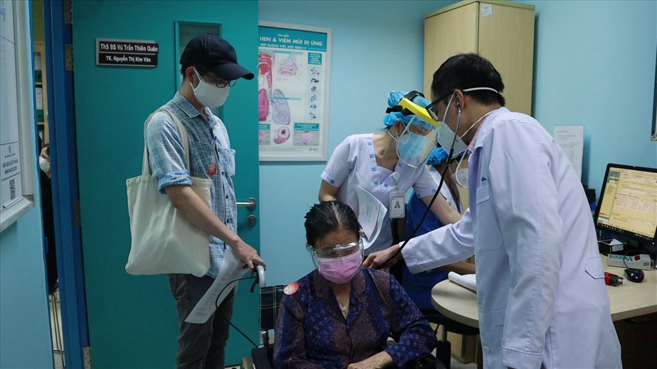 Bệnh nhân đến khám vì mệt mỏi sau khi nhiễm COVID-19. Ảnh: Nguyễn Ly