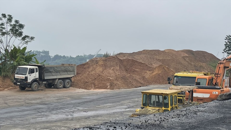 Số lượng đất nghi là cao lanh được Công ty CP Toàn Thịnh đưa về tập kết tại cảng An Đạo. (Ảnh người dân cung cấp).