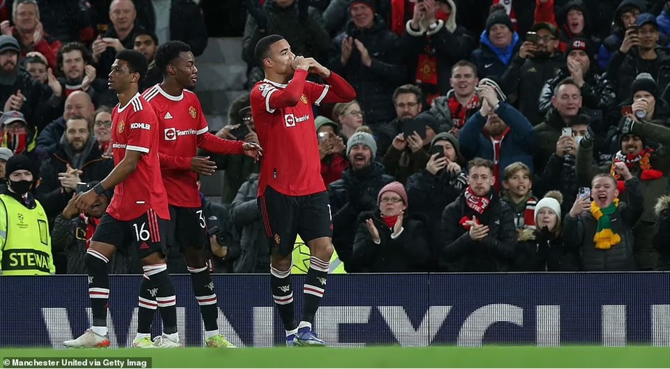 Pha ngả người điệu nghệ của Greenwood. Ảnh: Man United