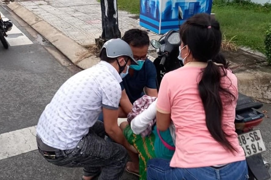 Hình ảnh bác sĩ Huỳnh Minh Chín giúp nữ công nhân sinh con an toàn khiến cộng đồng mạng xúc động. Ảnh: TTYT Tx Tân Uyên cung cấp