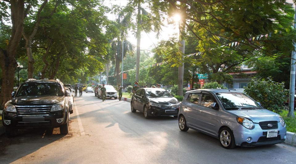 Nhiều ô tô dừng đỗ sai quy định trong khu đô thị Văn Quán (Hà Đông, Hà Nội).