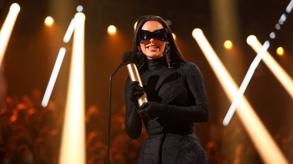 Kim Kardashian gửi lời cảm ơn tới chồng cũ Kanye West trong Lễ trao giải People’s Choice Awards 2021. Ảnh: Xinhua