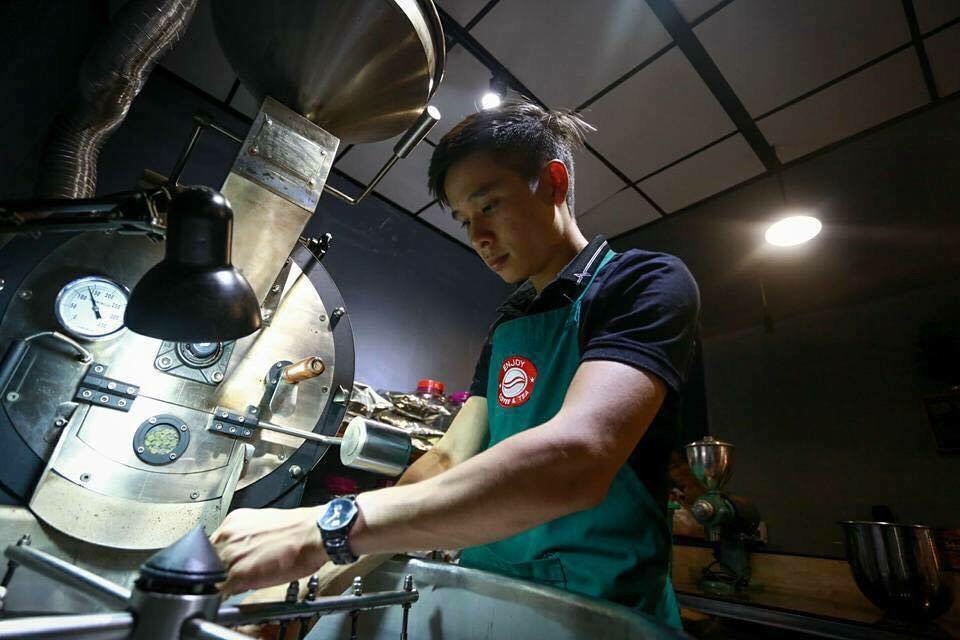 Một người lao động ở Đắk Nông làm việc trong lĩnh vực chế biến cà phê. Ảnh:LH