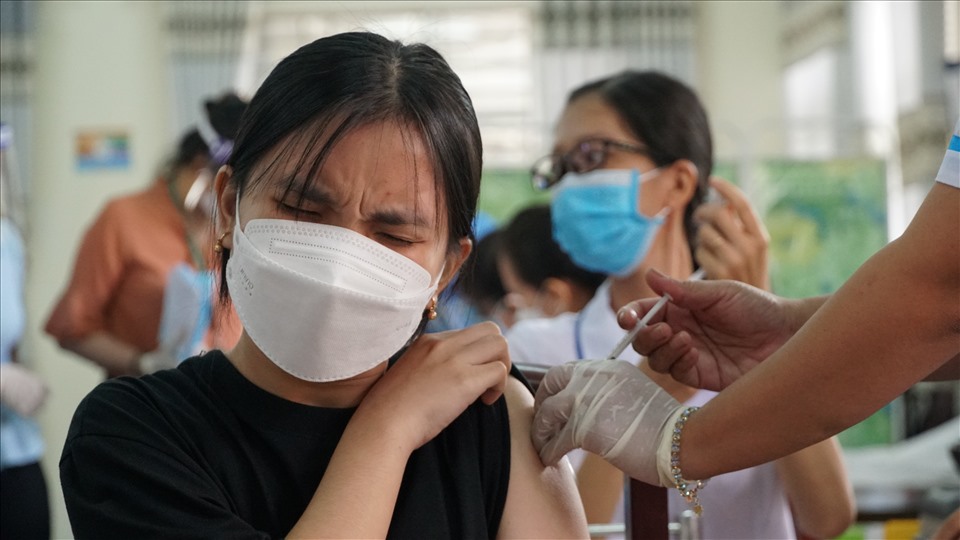 Tiêm vaccine phòng COVID-19 cho trẻ em ở Hậu Giang. Ảnh: Tạ Quang.