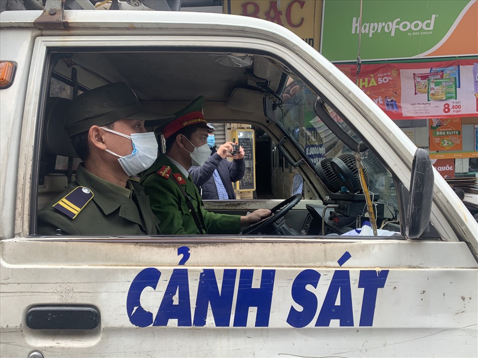 Công an quận Hoàn Kiếm phối hợp cùng với lực lượng của các phường.