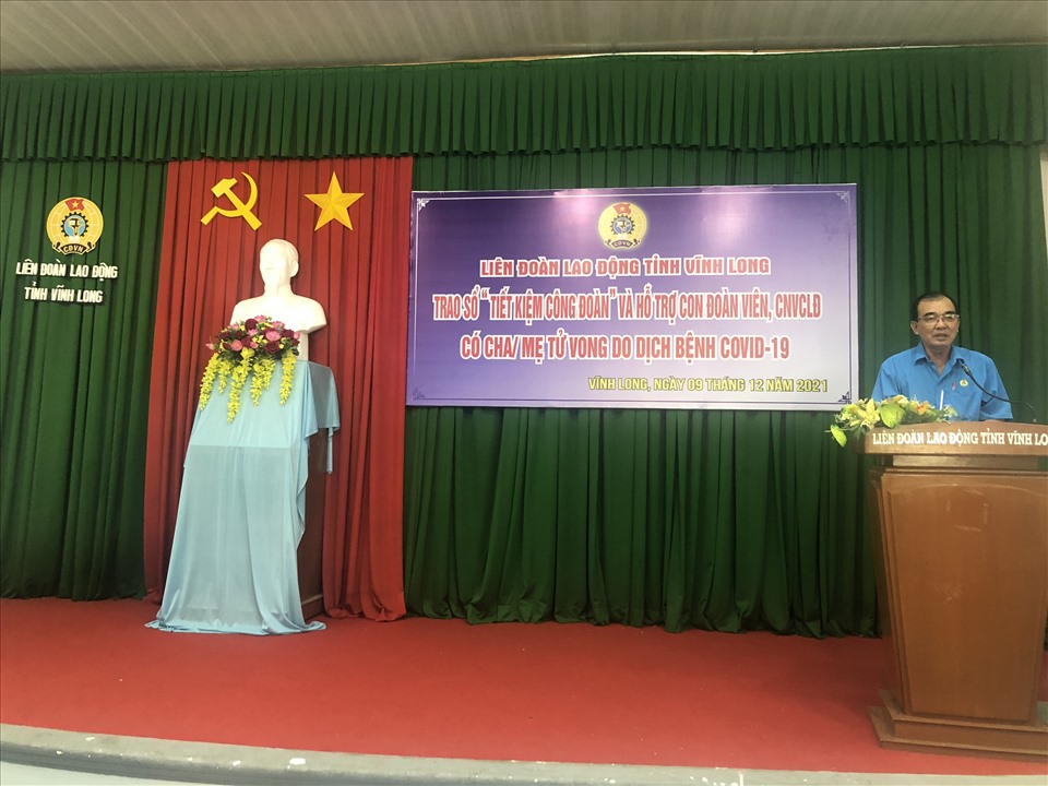 Đồng chí Phan Văn Thành - Phó Chủ tịch LĐLĐ tỉnh Vĩnh Long - phát biểu tại buổi trao hỗ trợ. Ảnh: Ngọc Long