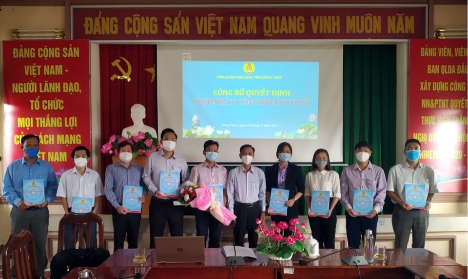 Đồng chí Phan Văn Lưỡng - Chủ tịch Công đoàn Viên chức tỉnh Đồng Tháp - trao quyết định hợp nhất công đoàn cơ sở.