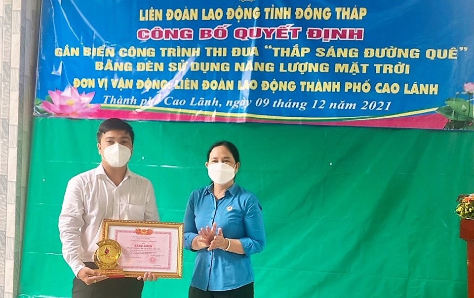 Bà Nguyễn Thị Thu Ba - Phó Chủ tịch LĐLĐ tỉnh trao Bằng khen của UBND tỉnh Đồng Tháp cho đại diện doanh nghiệp hỗ trợ kinh phí.