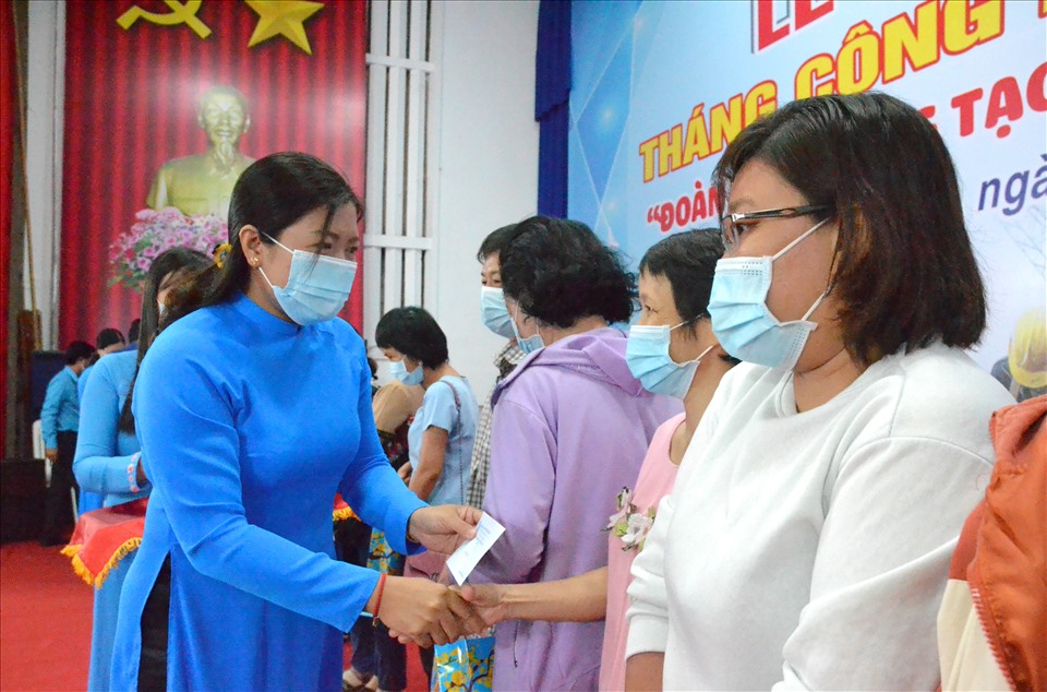 Phó Chủ tịch Thường trực LĐLĐ tỉnh Kiên Giang Nguyễn Thị Hoàn Xuân trao hỗ trợ người lao động.