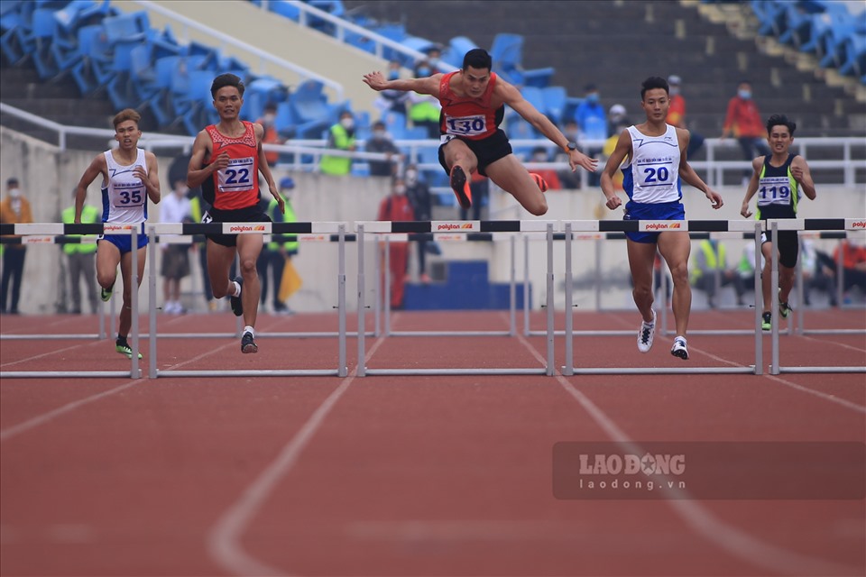 Quách Công Lịch giành huy chương vàng ở nội dung 400m rào nam tại Giải vô địch Điền kinh quốc gia 2021. Ảnh: Minh Anh.