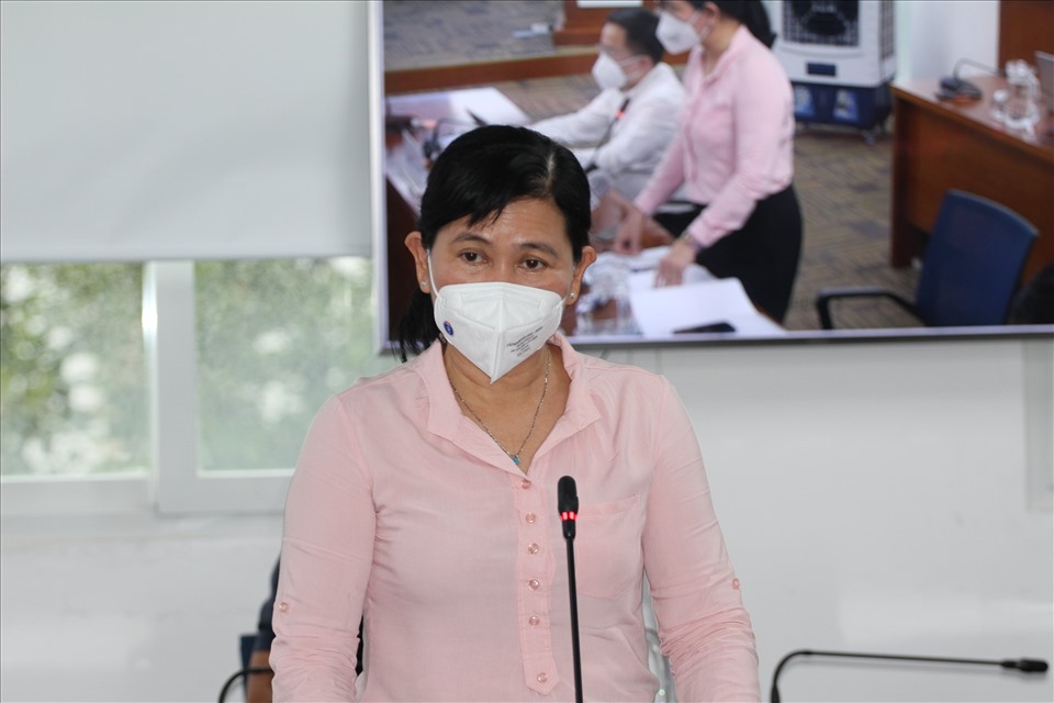 Bà Nguyễn Thị Huỳnh Mai - Chánh Văn phòng Sở Y tế thông tin về thuốc kháng virus. Ảnh: Thành Nhân