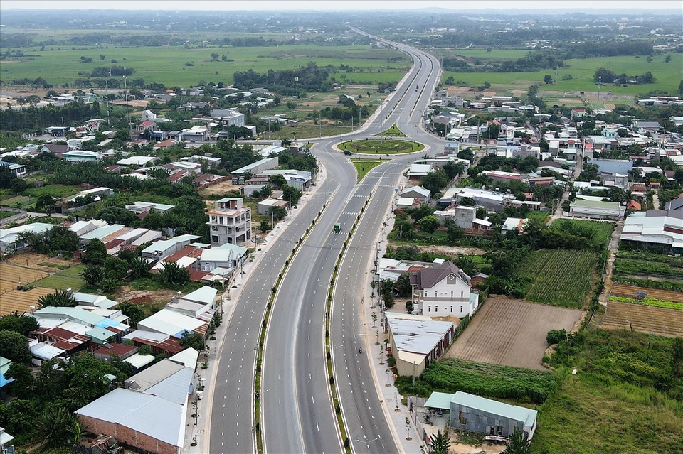 Đường Quốc lộ 56 tuyến tránh TP. Bà Rịa đã hoàn thành, phục vụ cho vận chuyển hàng hóa từ những KCN trên địa phận QL56 đi qua về cảng quốc tế Cái Mép - Thị Vải. Ảnh: T.A