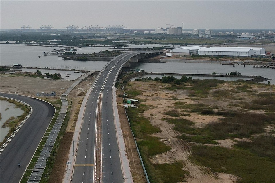 Cầu Mỏ Nhát nằm trên tuyến đường Phước Hòa - Cái Mép vừa được hoàn thành. Đây là tuyến