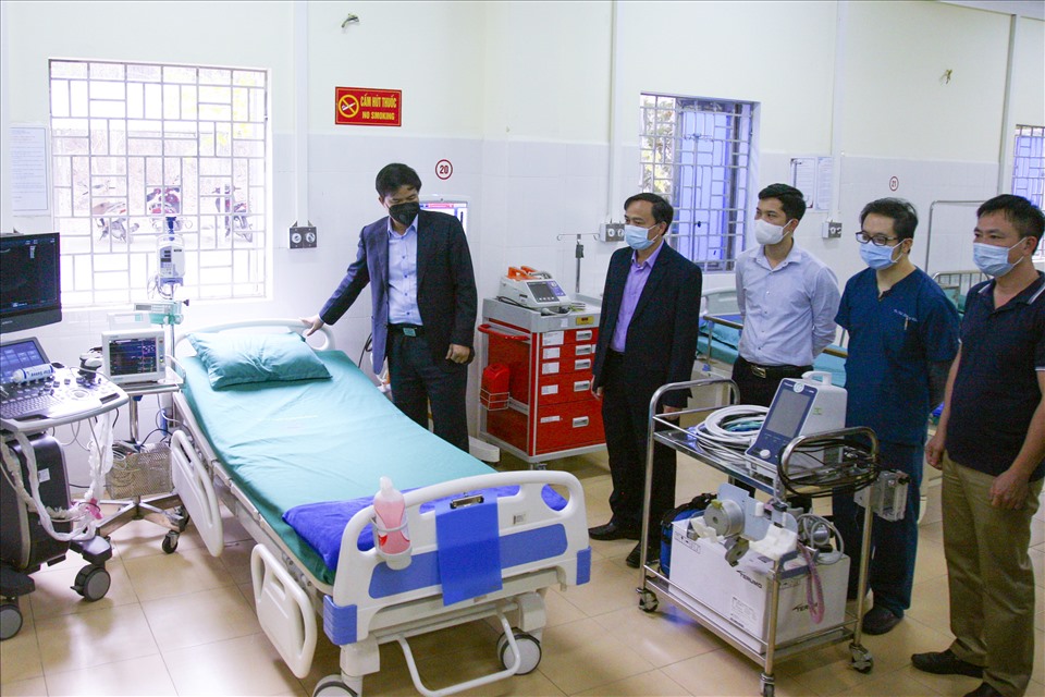 Khi mới thành lập, Bệnh viện dã chiến Điện Biên Phủ được Bộ Y tế và Bệnh viện Bạch Mai hỗ trợ nhiều thiết bị hiện đại. Tuy nhiên, hiện nay một số thiết bị quan trọng đã được chuyển cho các địa phương đang có dịch bùng phát ở cấp độ nguy cơ cao hơn.