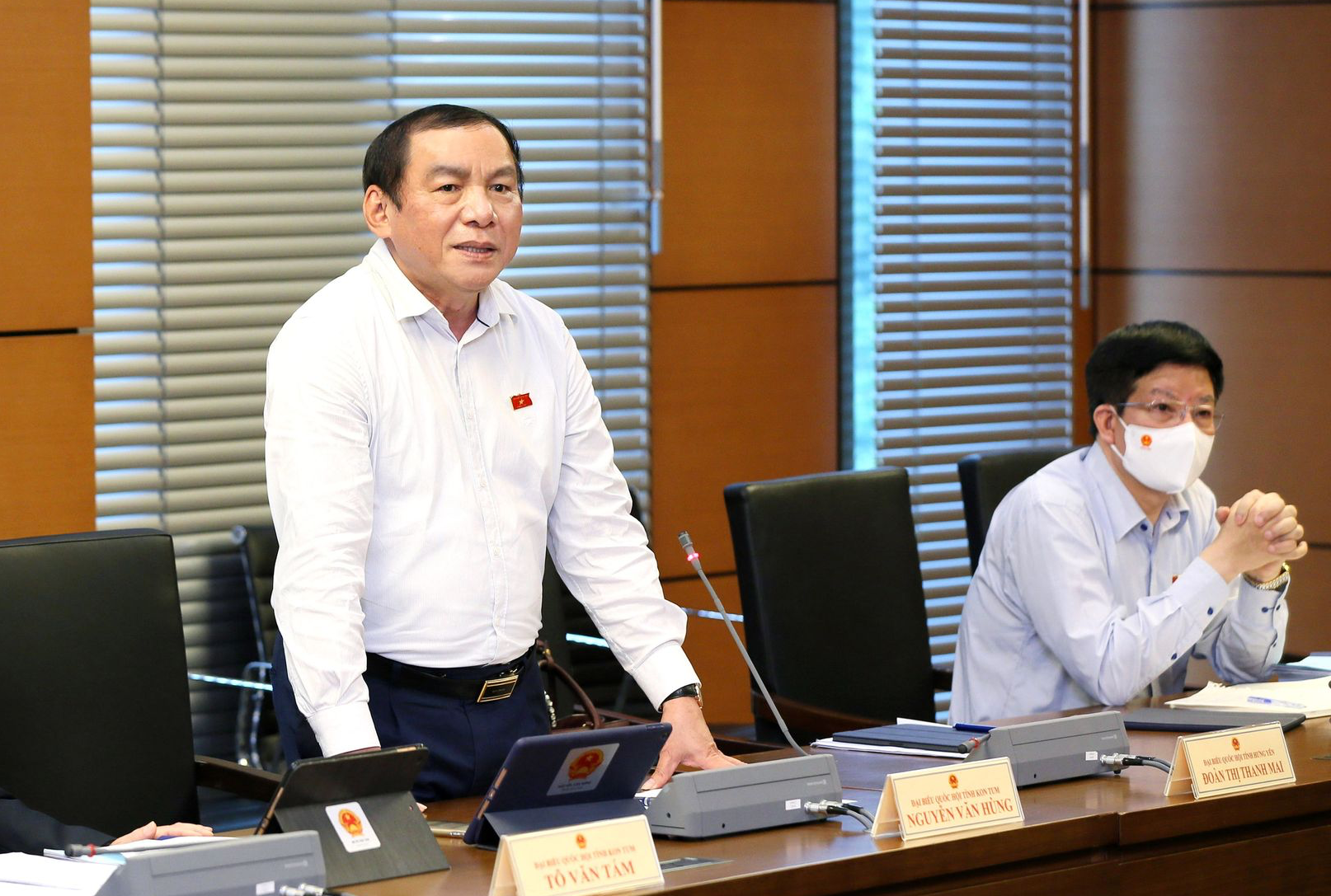 Đại biểu Nguyễn Văn Hùng (đoàn Kon Tum) - Bộ trưởng Bộ Văn hoá Thể thao và Du lịch phát biểu thảo luận.