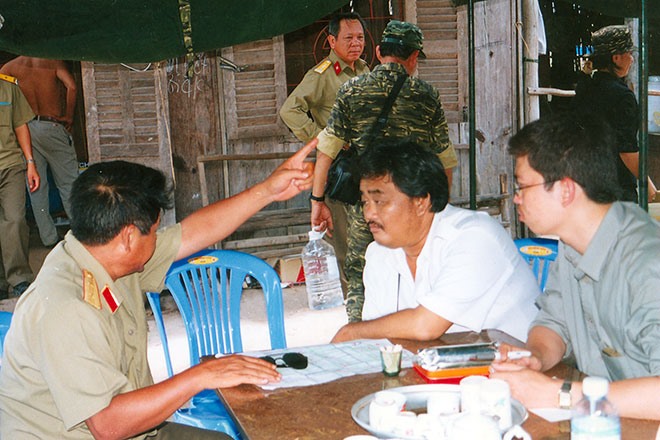 Nhà báo Lê Thanh Nguyên (áo trắng) tại trung tâm chỉ huy chữa cháy rừng U Minh Hạ năm 2002.