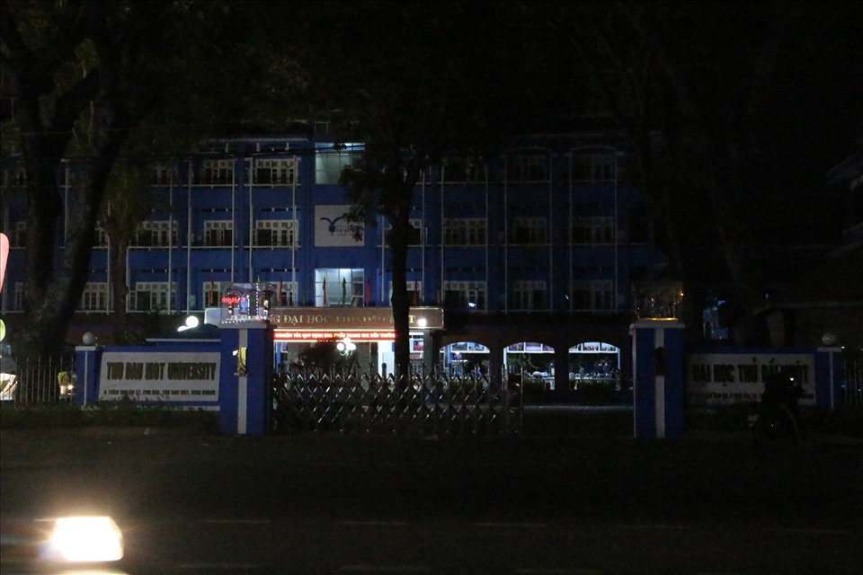 Suốt đêm qua, lực lượng chức năng tiến hành các biện pháp truy vết đưa đi cách ly ở Đại học Thủ Dầu Một. Ảnh: Đình Trọng