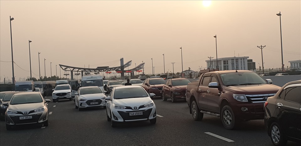 Những ngày trước đó, xe đỗ thành nhiều làn, tràn ra cao tốc Hạ Long - Hải Phòng. Ảnh: Nguyễn Hùng