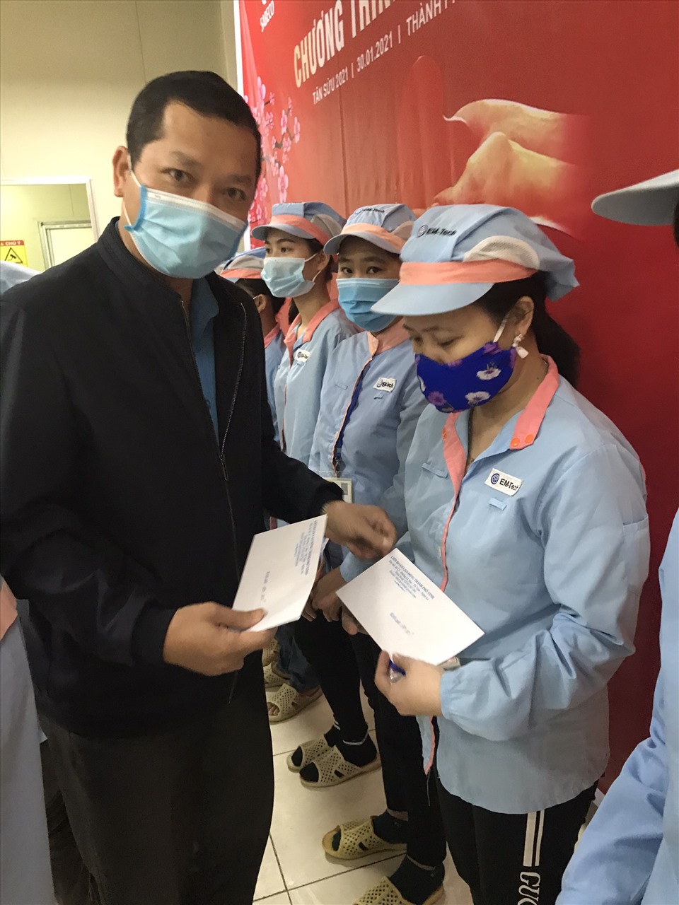 Ông Thái Lê Cường - Chủ tịch LĐLĐ thành phố Vinh trao tặng quà Tết sum vầy cho công nhân lao động. Ảnh: Nam Nhi