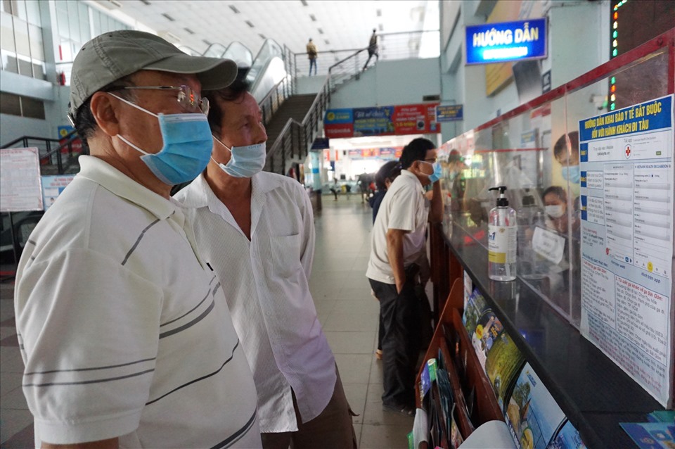 Tại ga Sài Gòn vẫn thực hiện tốt quy trình phòng chống dịch COVID-19. Tất cả hành khách đến ga đều đeo khẩu trang và khai báo y tế trước khi lên tàu.