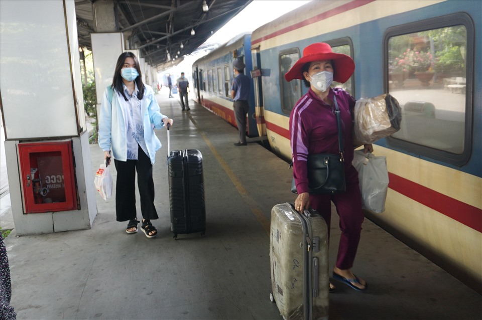 Trước tình hình dịch bệnh diễn biến phức tạp, nhất là tăng số ca lây nhiễm trong cộng đồng, ga Sài Gòn tiếp tục triển khai thực hiện nghiêm các biện pháp phòng dịch COVID-19 tại nhà ga và trên các đoàn tàu. toàn bộ các đoàn tàu khách sau khi về ga đều phải phun thuốc khử trùng, lau rửa bên trong và bên ngoài trước khi khởi hành chuyến tiếp theo.