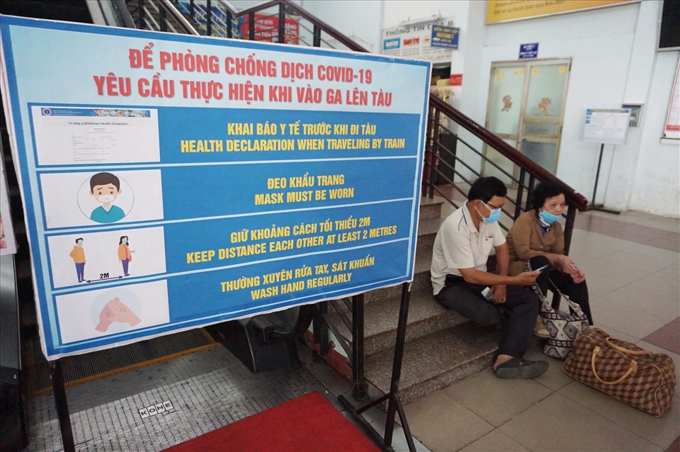 Ngay từ cổng vào của ga Sài Gòn đã có các hướng dẫn biện pháp phòng, chống dịch COVID-19.