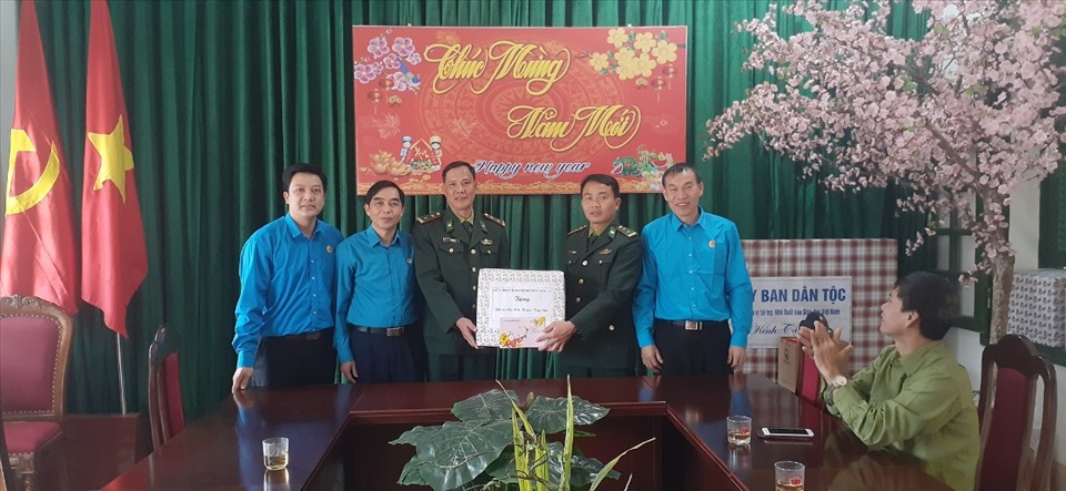 Đoàn công tác trao quà cán bộ, chiến sĩ Đồn Biên phòng Nậm Lạnh. Ảnh: LĐLĐ tỉnh Sơn La