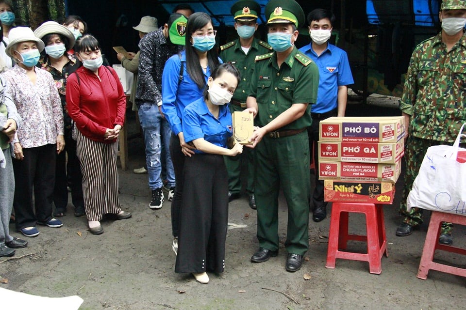 Trần Trà My tặng quà trong chuyến hoạt động tình nguyện tại biên giới biên phòng nơi giáp danh với Campuchia. Ảnh: TM