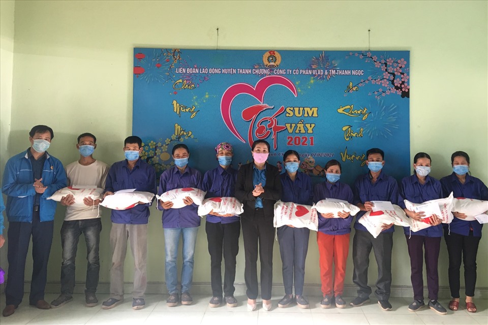 Quỹ xã hội từ thiện Tấm lòng vàng - Tổng LĐLĐ Việt Nam tài trợ chương trình tặng quà cho công nhân. Ảnh: TT