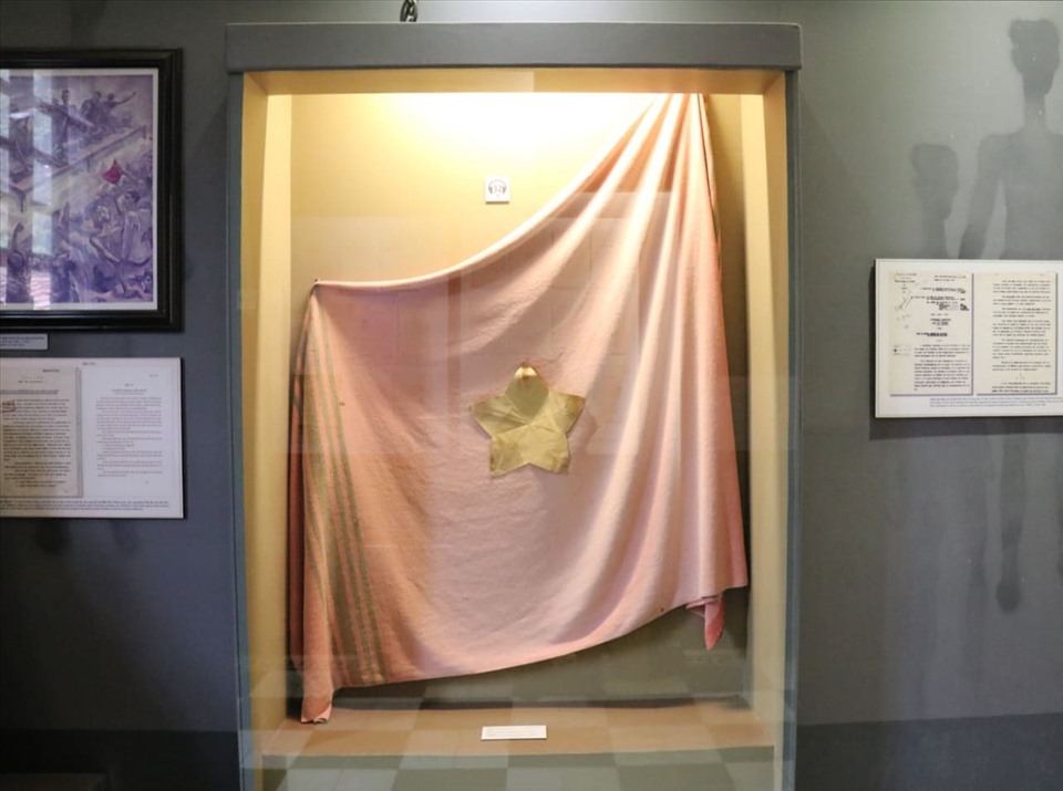 Lá cờ làm bằng chiếc chăn cũ của ông Long trong dịp Tết Nhâm Thìn (1952) được trưng bày trong không gian tại Nhà tù Hỏa Lò.