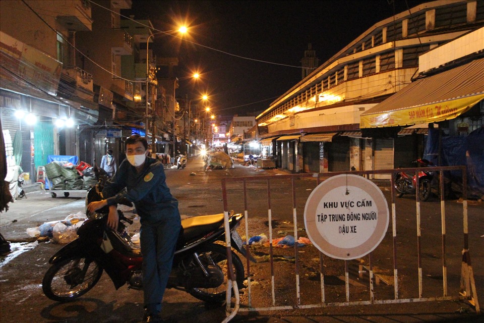 Khu chợ đêm nhiều sinh viên tới mua sắm ở phường Phú Cường, TP Thủ Dầu Một cũng được chốt chặn từ 7h tối. Ảnh: ĐìnhTrọng
