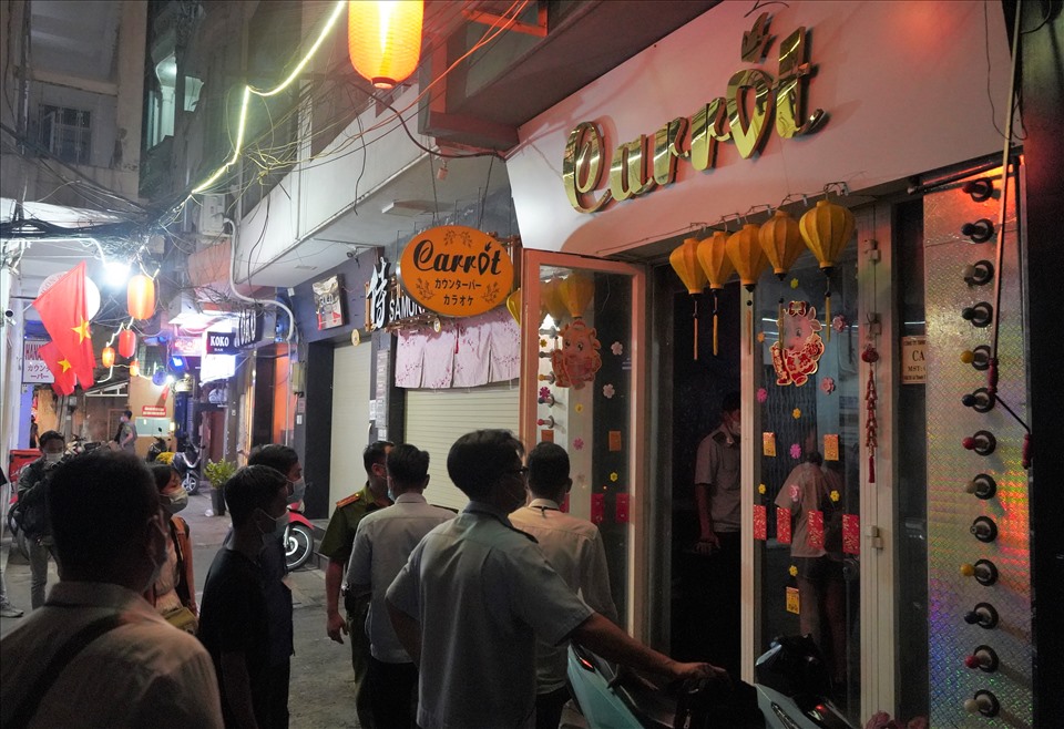 Cơ quan chức năng kiểm tra một quán bar trên đường Hàm Nghi, phường Bến Nghé, Q.1, TP.HCM - Ảnh: T.T.D.