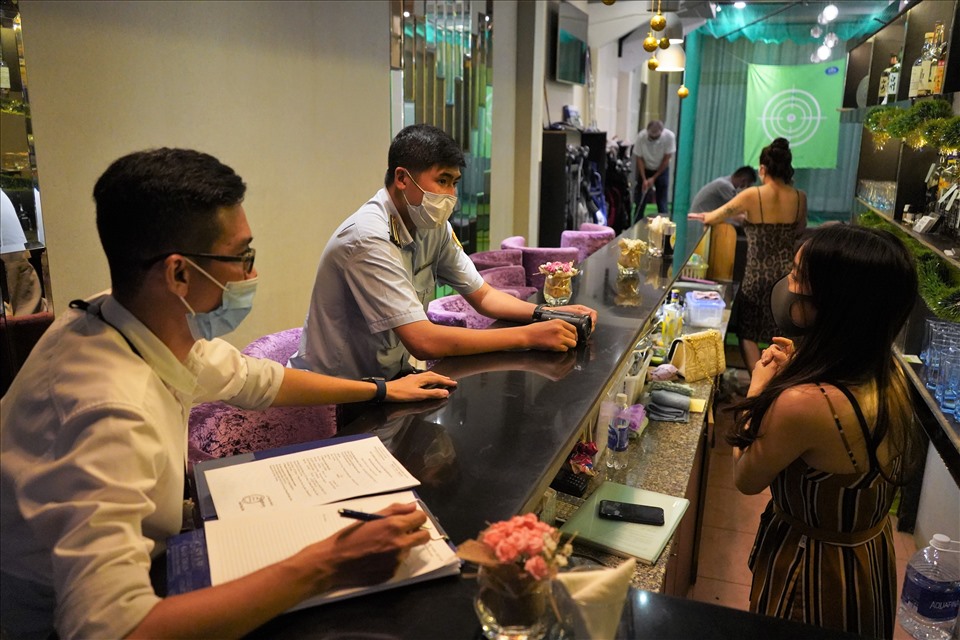 Vào 21h, tổ kiểm tra phát hiện bên trong quán bar đã đóng cửa này vẫn còn khách, đoàn kiểm tra phường Bến Nghé đề nghị mở cửa, sau đó nhắc nhở yêu cầu chấp hành thông báo của UBND THCM