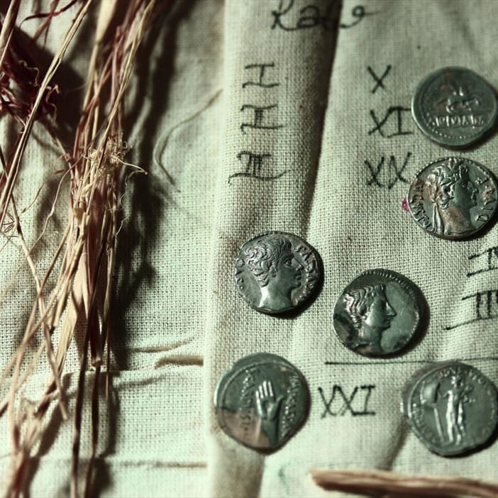 Cận cảnh các đồng xu cổ bằng bạc từ thời La Mã được các nhà khảo cổ học Thổ Nhĩ Kỳ phát hiện. Ảnh: Pamukkale University
