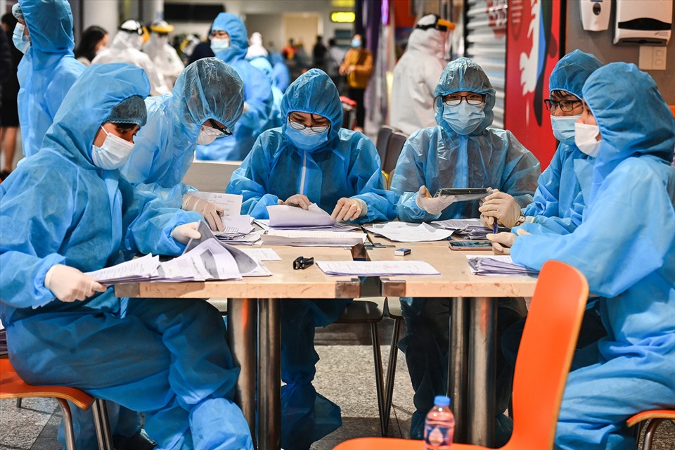 Nhân viên y tế xét nghiệm COVID-19 cho cán bộ, nhân viên sân bay Nội Bài: Ảnh Giang Huy