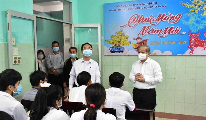 Chủ tịch UBND tỉnh Phan Ngọc Thọ thăm, chúc Tết Hội người mù tỉnh. Ảnh: NM.