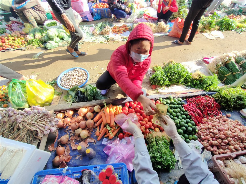 Tại chợ, người dân chủ yếu tập trung mua các mặt hàng thực phẩm như thịt cá, rau củ quả để phục vụ những ngày tết sắp tời. Ảnh: Quách Du