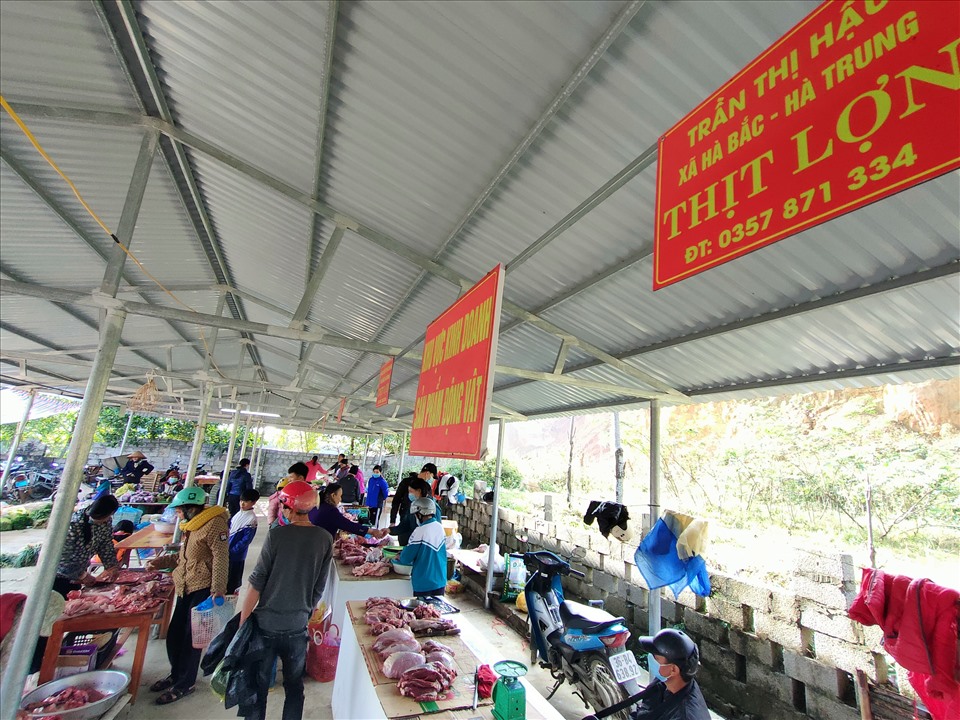 Tại chợ, người dân chủ yếu tập trung mua các mặt hàng thực phẩm như thịt cá, rau củ quả để phục vụ những ngày tết sắp tời. Ảnh: Quách Du