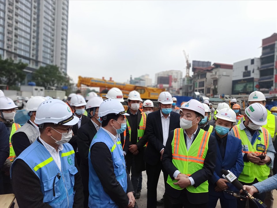 Ông Chu Ngọc Anh thăm công trình, động viên các cán bộ, kỹ sư, công nhân.
