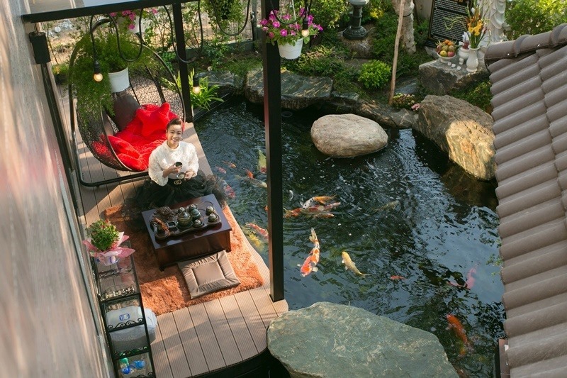 Nhật Kim Anh yêu thích nhất khu vực hồ cá koi Nhật Bản trong biệt thự của mình.