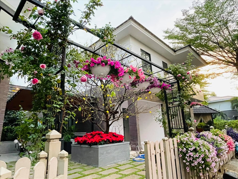 Căn biệt thự của Nhật Kim Anh mang phong cách nhà vườn, có hướng nhìn đẹp. Đặc biệt, cô còn xây hòn non bộ để ngồi thiền vào mỗi buổi sáng sớm.