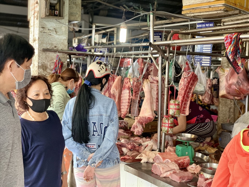 Chia sẻ với phóng viên, chị Hoa (tiểu thương bán thịt heo) cho biết, giá bán lẻ thịt nạc vai phi-lê hiện đang bán ở mức 180.000 đồng/kg, thịt ba chỉ rút xương có giá cao nhất đang bán ở mức 280.000 đồng/kg, còn sườn lợn có giá 180.000 đồng/kg.