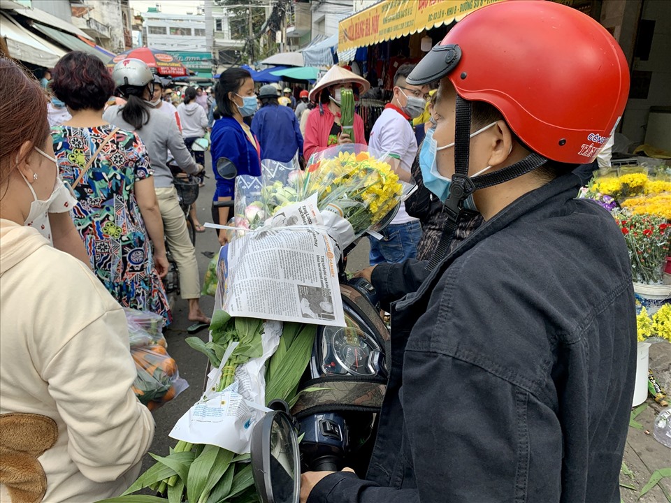 Vẻ mặt ai ai cũng tất bật, vừa ngắm nghía lựa chọn, vừa muốn sớm mua xong để về nhà nhanh khi chợ ngày càng đông dần lên từng phút.