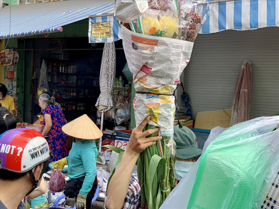 Chợ đông tới mức các cánh tay cầm hoa liên tục giơ lên cao để đảm bảo không bị dập hỏng sau khi ra khỏi chợ.